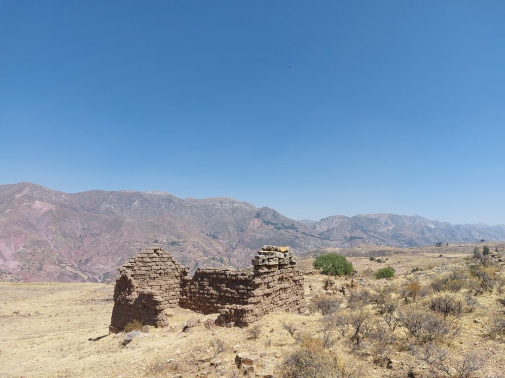 Old adobe house on the way down to Potolo